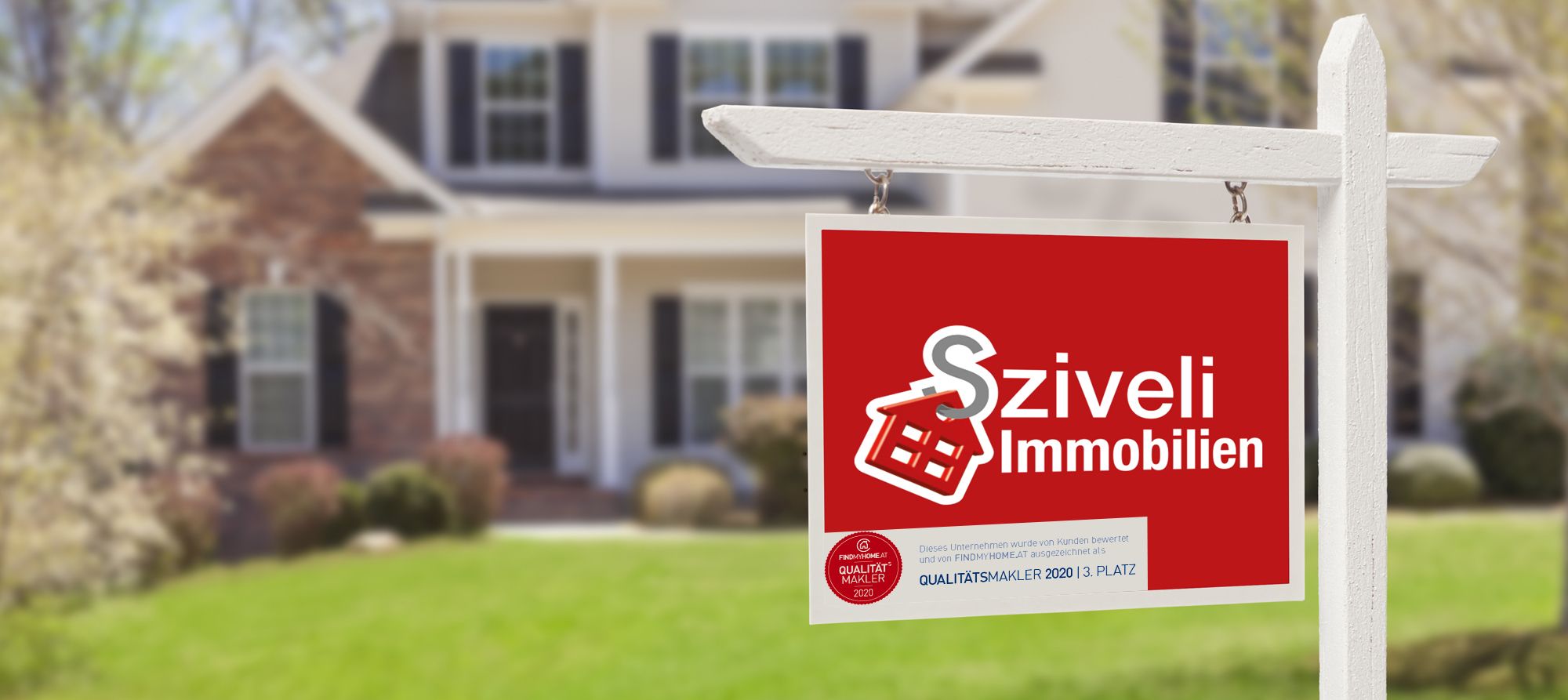 Sziveli Immobilien Schild vor einem Haus im Hintergrund